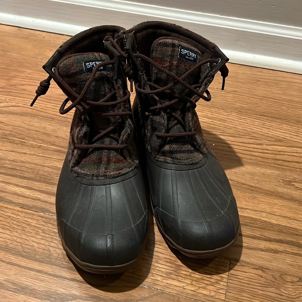 SPERRY Saltwater Duck-boot. STS83680
Size 9
Brown plaid- matte rubber boot